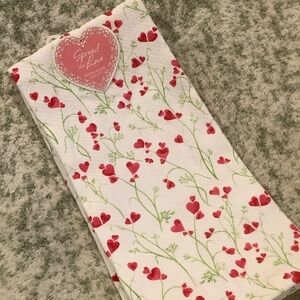 Spred The Love Floral Heart Vines Valentines Kitchen Towels Set of 2 NWT Cotton